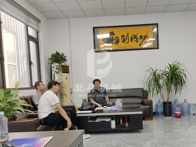 客戶來我廠實地考察了解玉米芯炭化機(jī)