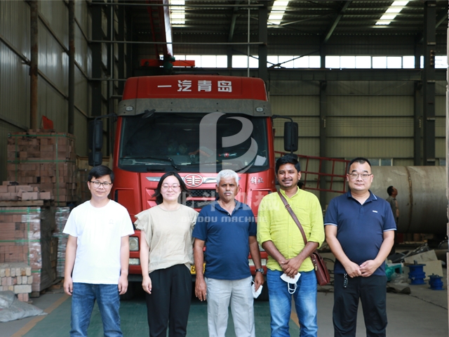 印尼客戶對我公司椰殼炭化機(jī)表示認(rèn)可和贊許