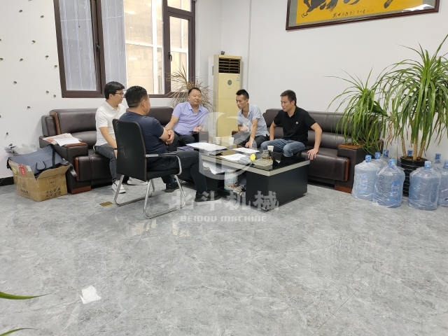 張總工程師現(xiàn)場解答鋰電池炭化機技術難題