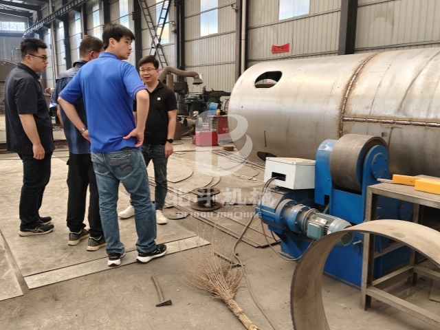 38℃高溫探廠,客戶考察無煙型環(huán)保炭化機(jī)