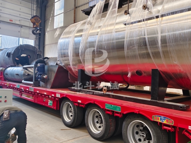 綠色制炭設(shè)備啟程倒計時!環(huán)保炭化機裝車中