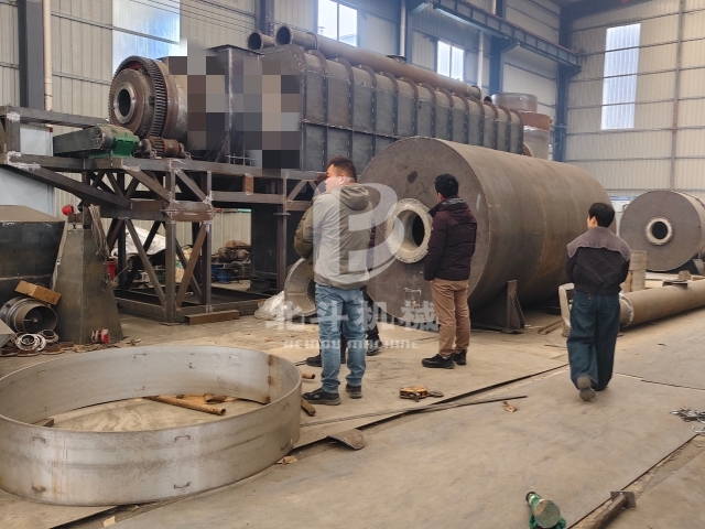 深化交流謀發(fā)展,客戶來(lái)訪考察炭化機(jī)